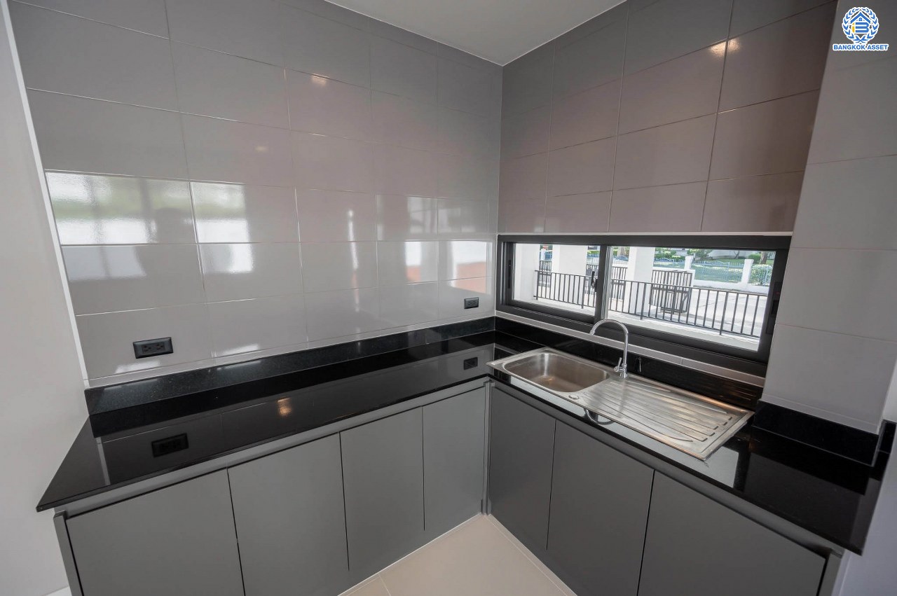 บ้านเดี่ยวฟิลคฤหาสน์มือสองตกแต่งใหม่ แบรนด์ LH ดีไซน์สุดหรูหรา โครงการ ลดาวัลย์ ปิ่นเกล้า เนื้อที่ 178.6 ตร.ว. บนพื้นที่ใช้สอยถึง 651.84 ตร.ม. ฟังก์ชันจัดเต็ม 5 ห้องนอน 7 ห้องน้ำ  1 ห้องแม่บ้าน จอดรถได้ถึง 3 คัน ทำเลศักยภาพติดถนนบรมราชชนนี เชื่อมต่อหลายเส้นทาง ใกล้มหาวิทยาลัยมหิดล และเซ็นทรัลศาลายา